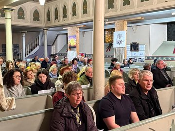 Die Gemeinde singt mit