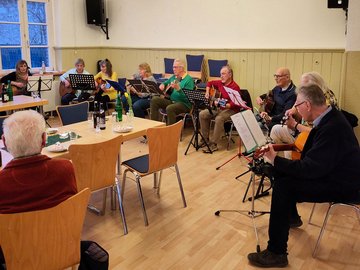 Henning Jäcke (rechts) und die Gitarrengruppe Scheppau