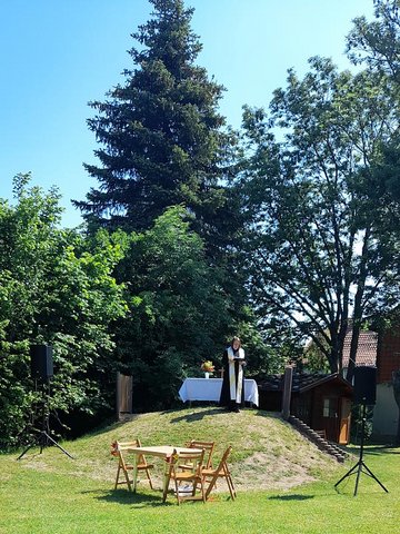 Picknickgottesdienst in Sunstedt: Pfarrerin Rieken bei der „Bergpredigt“