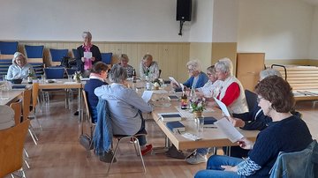 Frau Meerheimb referiert über Kräuter/Unkräuter