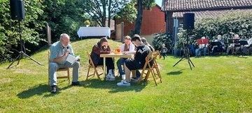 Picknickgottesdienst in Sunstedt: Lesungen und Gebete mit Kirchenvorsteher, Konfirmandinnen und Konfirmanden