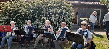 Picknickgottesdienst in Sunstedt: Helga Fiebich und ihr Akkordeonteam